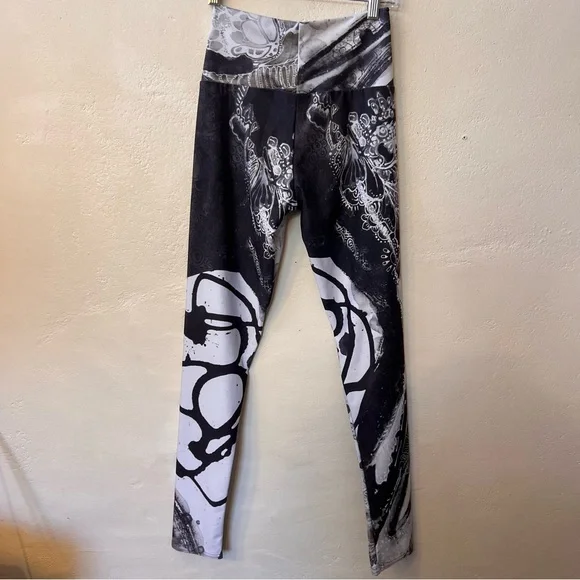 LEGGINGS Bundle of Two Pair. Size M. Ankle Length. Abstract, Unique. Compression - Picture 6 of 10